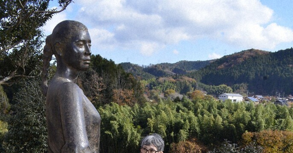 鹿野の里山に「凜とした女性」 ブロンズ像7体を設置 彫刻家、笹戸