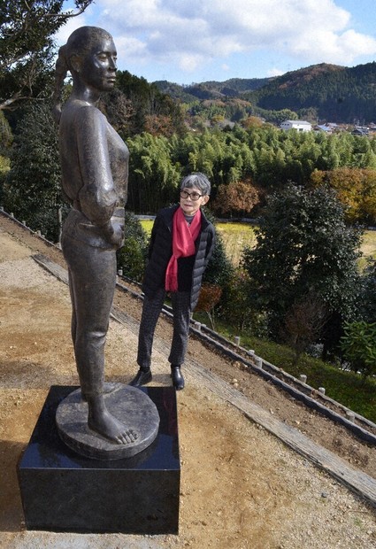 女性彫刻家　笹戸千津子　彫刻　ブロンズ　立像　1989年 鹿野の里山に「凜とした女性」 ブロンズ像7体を設置 彫刻家、笹戸