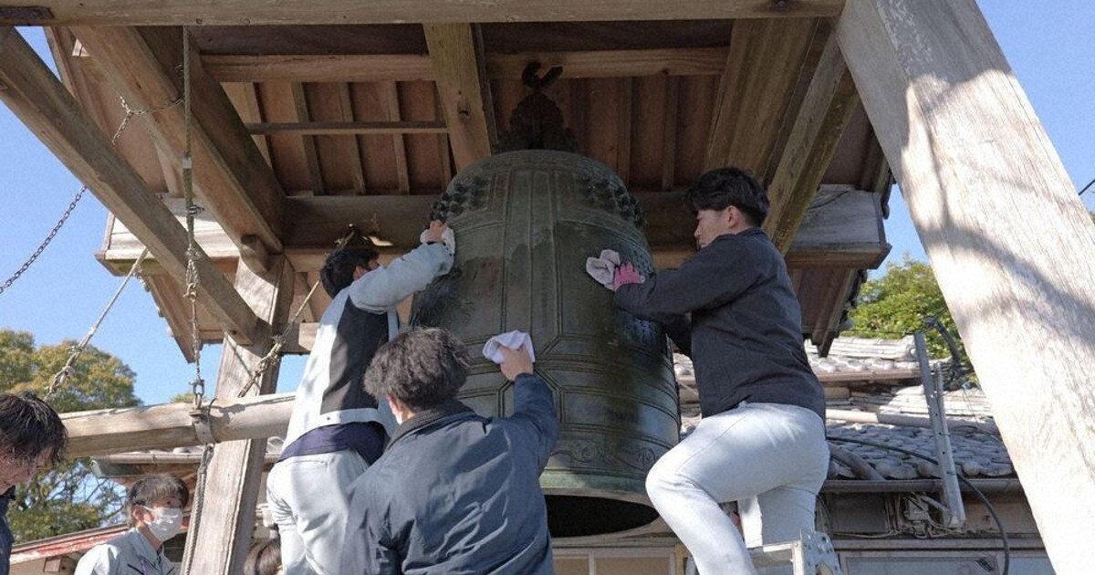 2025歳末点描：“除夜の鐘”すす払い 延岡 城山公園、時告げ150年