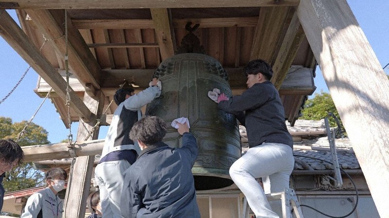 2025歳末点描：“除夜の鐘”すす払い 延岡 城山公園、時告げ150年