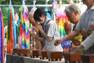 終戦の日を迎え、千鳥ケ淵戦没者墓苑で手を合わせる人たち＝東京都千代田区で2025年8月15日午前9時21分、内藤絵美撮影