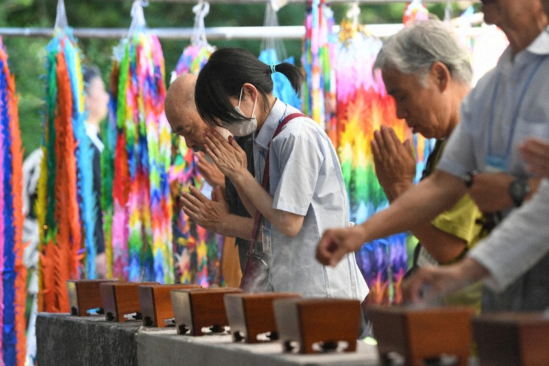 終戦の日を迎え、千鳥ケ淵戦没者墓苑で手を合わせる人たち＝東京都千代田区で2025年8月15日午前9時21分、内藤絵美撮影
