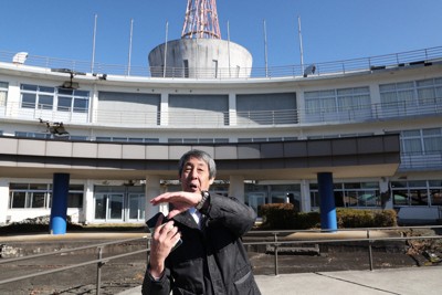 熊本地震当時の状況を語る東海大副学長の木之内均さん＝熊本県南阿蘇村の東海大旧阿蘇キャンパスで2025年12月9日、金澤稔撮影