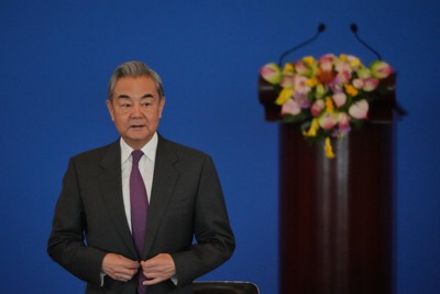 中国の王毅外相兼共産党政治局員＝北京で2025年12月30日、AP