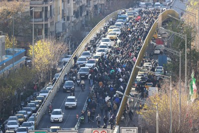物価高などに抗議しデモを行う市民ら＝イランの首都テヘランで2025年12月29日、ファルス通信・AP
