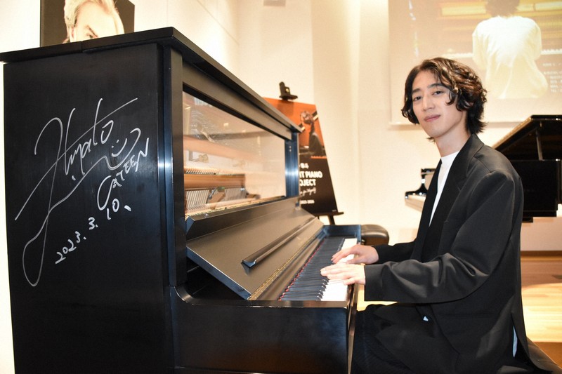 ピアニストの角野隼斗さんが結婚報告 「かてぃん」名義でも活動 | 毎日新聞