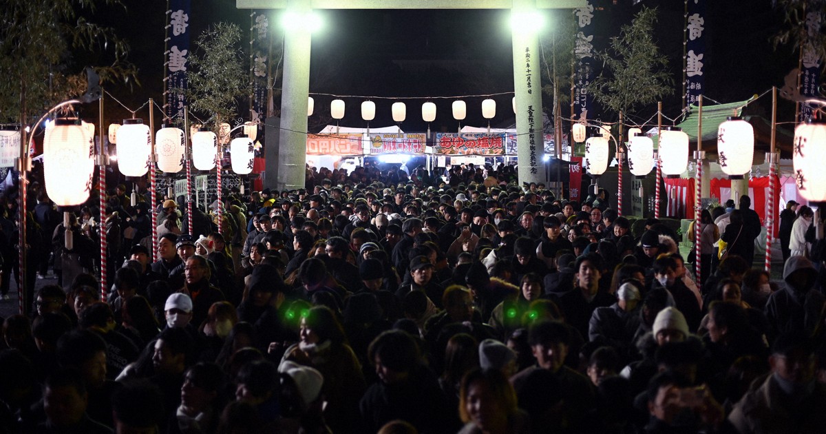 元日の広島、護国神社に初詣の長い列　平和記念公園では献花も