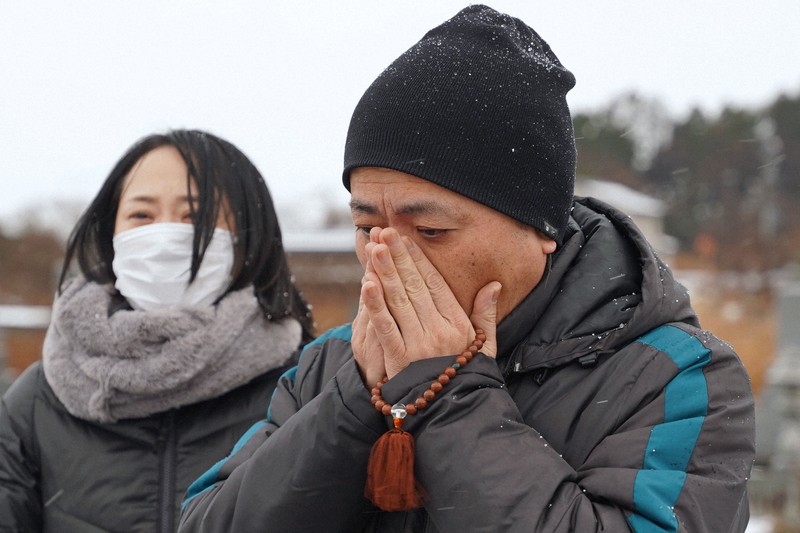 まだ気持ち追いつかない」 墓前で両親の冥福祈る 能登地震2年 | 毎日新聞