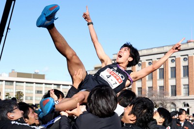1位でフィニッシュし胴上げされるGMOインターネットグループのアンカー・鶴川正也＝前橋市で2026年1月1日、後藤由耶撮影