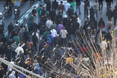 物価高などに抗議しデモを行う市民ら＝イランの首都テヘランで2025年12月29日、ファルス通信・AP