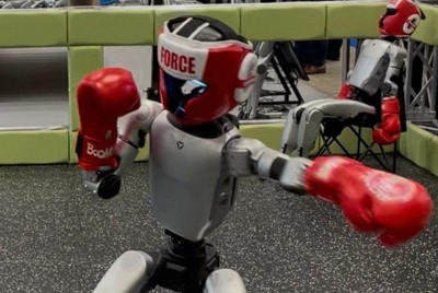 ボクシングの動きを披露するユニツリー社（中国）の人型ロボット「G1」＝東京都江東区で2025年12月3日、小川祐希撮影