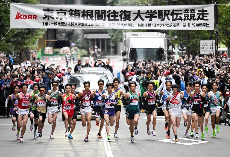 第102回箱根駅伝、往路がスタート 21チームで争う | 毎日新聞