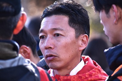 箱根駅伝の往路を終え、取材に応じる中央大の藤原正和監督＝神奈川県箱根町で2026年1月2日、牧野大輔撮影