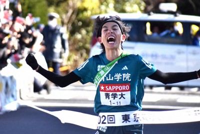箱根駅伝で往路優勝を果たし、力強くほえながらフィニッシュテープを切る青学大の黒田朝日選手＝神奈川県箱根町で2026年1月2日、牧野大輔撮影