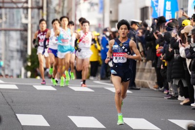 箱根駅伝の1区で力走する東洋大の松井海斗選手（右手前）＝東京都大田区で2026年1月2日（代表撮影）