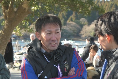 レース後、部員と話す創価大の榎木和貴監督（左）＝神奈川県箱根町で2026年1月2日、高橋広之撮影