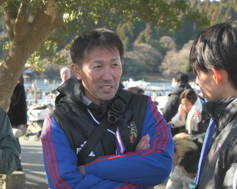 レース後、部員と話す創価大の榎木和貴監督（左）＝神奈川県箱根町で2026年1月2日、高橋広之撮影