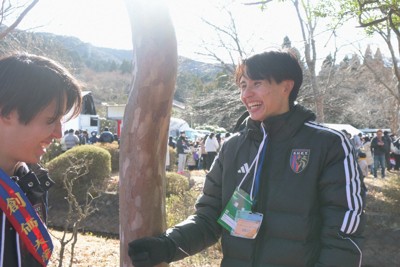 箱根駅伝のレース後、フィニッシュ地点付近でチームメートと談笑する黒木陽向選手（右）＝神奈川県箱根町で2026年1月2日、高橋広之撮影