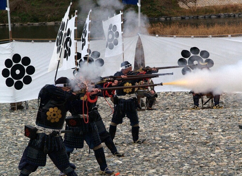 錦帯橋にごう音響く 元日恒例の火縄銃初撃ち 錦川河川敷 ／山口 | 毎日新聞