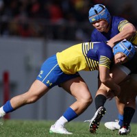 【京都成章－御所実】後半、強烈なタックルで相手選手の突進を阻む京都成章の選手たち＝東大阪市花園ラグビー場で2026年1月3日、長澤凜太郎撮影