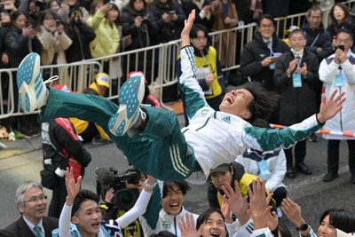 優勝して胴上げされる青学大の黒田朝日＝東京都千代田区で2026年1月3日（代表撮影）