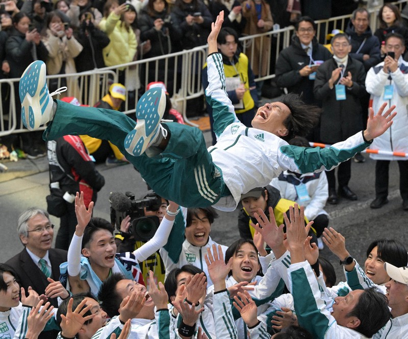 優勝して胴上げされる青学大の黒田朝日＝東京都千代田区で2026年1月3日（代表撮影）