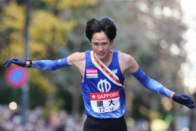 3位でフィニッシュする順大の山本悠＝東京都千代田区で2026年1月3日、吉田航太撮影