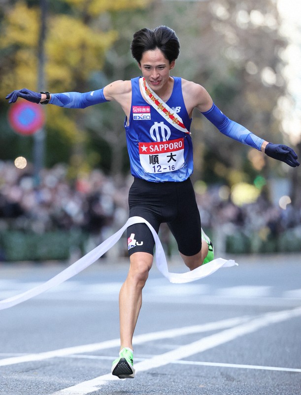 3位でフィニッシュする順大の山本悠＝東京都千代田区で2026年1月3日、吉田航太撮影