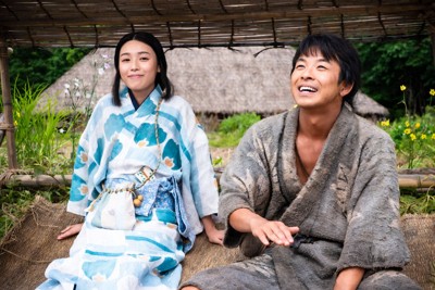 大河ドラマ「豊臣兄弟！」第1回の一場面。後に豊臣秀長となる小一郎（右、仲野太賀さん）と幼なじみの直（白石聖さん）＝NHK提供