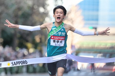 1位でフィニッシュする青学大の折田壮太＝東京都千代田区で2026年1月3日、吉田航太撮影