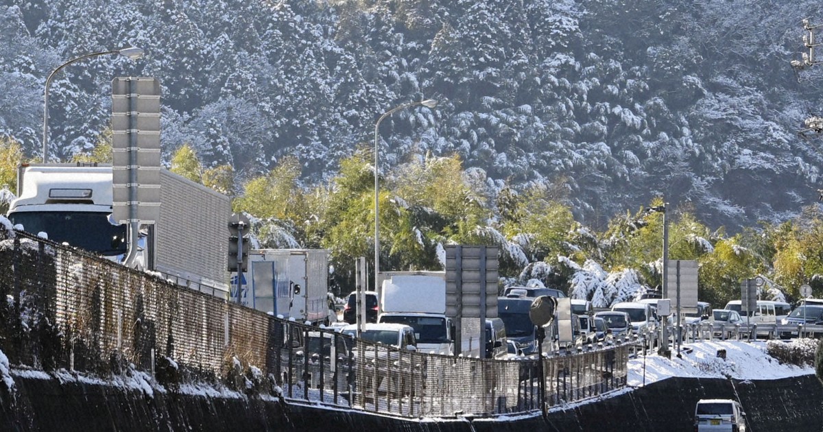 Snow traps vehicles in 23-km traffic jam on highway in western Japan