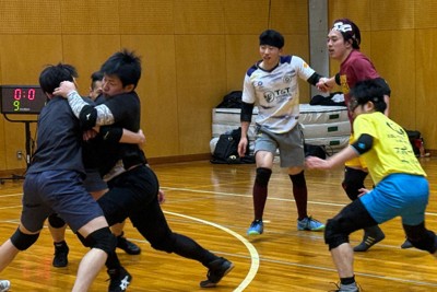 カバディの練習をするA．K．AICHIのメンバーら＝名古屋市中村区で、黒田麻友撮影