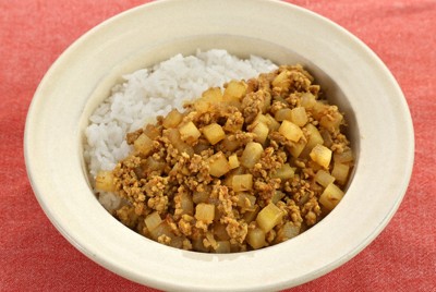 ダイコンのキーマカレー＝尾籠章裕撮影