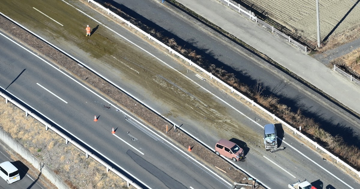 国道に茶葉が散乱、十数台絡む多重事故　男性1人死亡　栃木・佐野