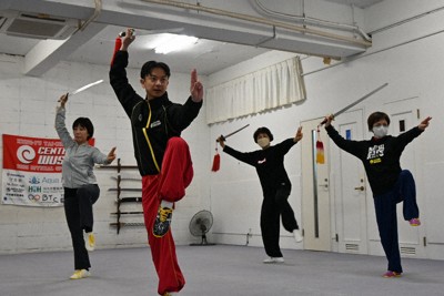 太極拳を指導する下起悦郎さん（手前左）＝名古屋市天白区で2025年11月25日、荒木映美撮影