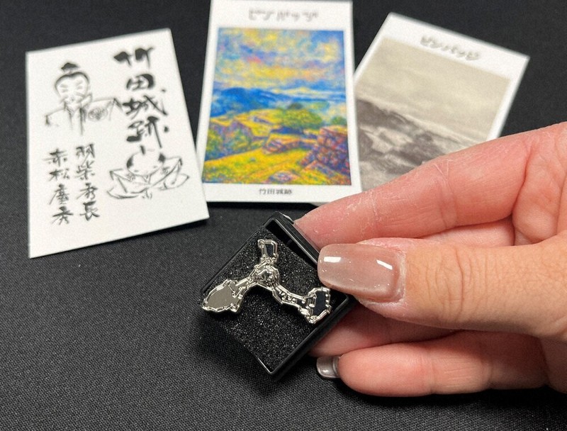 竹田城跡を形に ピンバッジ販売 朝来 ／兵庫 | 毎日新聞