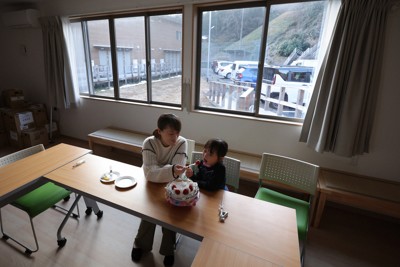 仮設住宅の集会所で長女仁那ちゃん（右）の4歳の誕生日を祝う脇田友里恵さん＝石川県珠洲市で2025年12月28日、中川祐一撮影