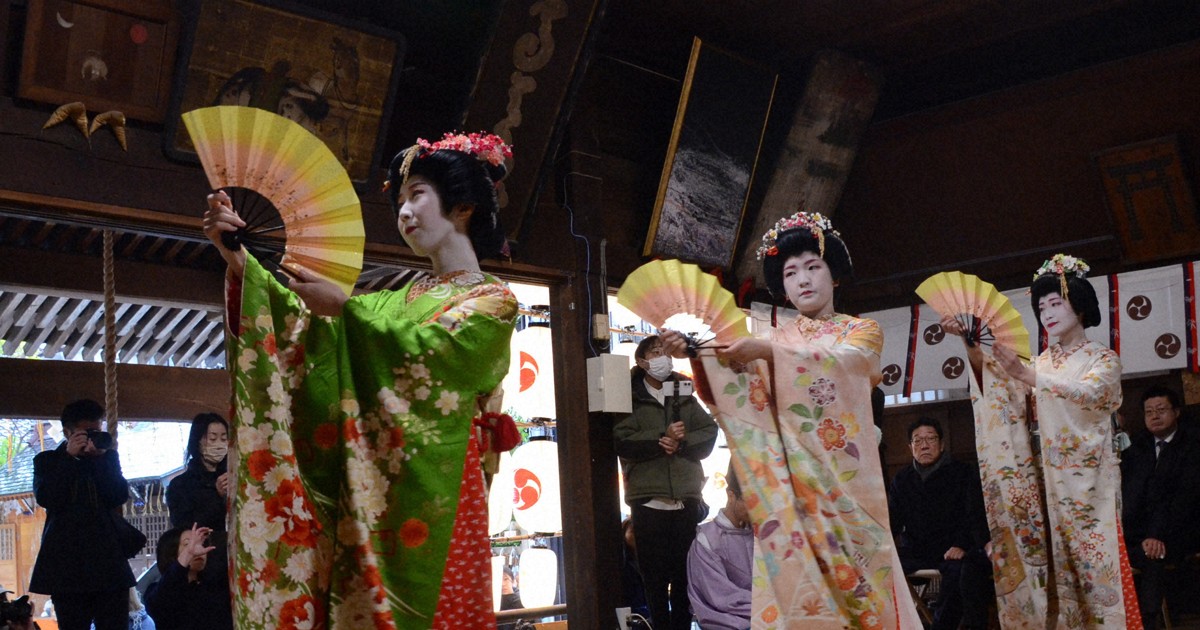 新潟・古町芸妓が古町神明宮を参拝 「駆ける年に」 新春の舞を奉納