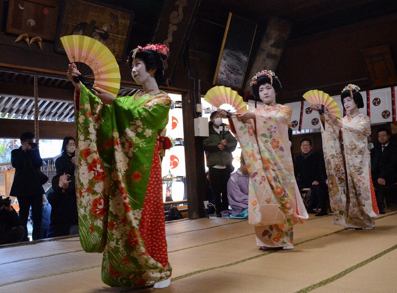 新潟・古町芸妓が古町神明宮を参拝 「駆ける年に」 新春の舞を奉納