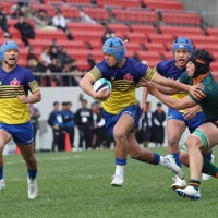 【東福岡－京都成章】前半、突進する京都成章の選手たち＝東大阪市花園ラグビー場で2026年1月5日、西村剛撮影