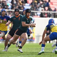 【東福岡－京都成章】前半、突進する東福岡の選手＝東大阪市花園ラグビー場で2026年1月5日、大西岳彦撮影