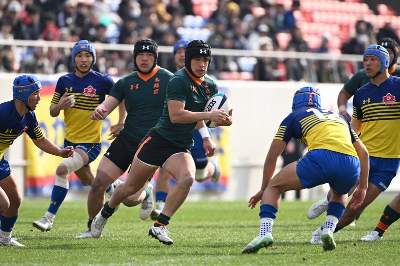 【東福岡－京都成章】前半、突進する東福岡の選手＝東大阪市花園ラグビー場で2026年1月5日、大西岳彦撮影