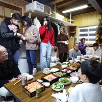 2年ぶりに親族が集まり、正月を楽しむ渋洞福子さん一家＝石川県輪島市で2026年1月1日、滝川大貴撮影