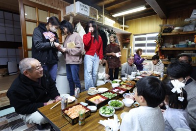 2年ぶりに親族が集まり、正月を楽しむ渋洞福子さん一家＝石川県輪島市で2026年1月1日、滝川大貴撮影
