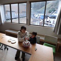 仮設住宅の集会所で長女仁那ちゃん（右）の4歳の誕生日を祝う脇田友里恵さん＝石川県珠洲市で2025年12月28日、中川祐一撮影