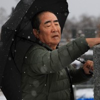地震で母と兄を亡くし、雪が降った命日の朝、墓の雪を払う舩本悦司さん（70）は「母は元気だったから。地震さえなければもっと長生きできたのにと思わずにはいられない。向こうで皆仲良く過ごして欲しい」と悼んだ＝石川県珠洲市で2026年1月1日午前9時23分、滝川大貴撮影