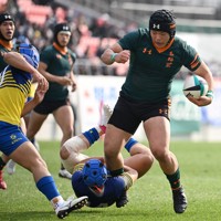 【京都成章－東福岡】前半、相手選手のタックルを受けながら前進する東福岡の須藤蒋一＝東大阪市花園ラグビー場で2026年1月5日、大西岳彦撮影