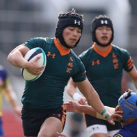 【京都成章－東福岡】前半、タックルをかわしながら突進する東福岡の平尾龍太＝東大阪市花園ラグビー場で2026年1月5日、長澤凜太郎撮影