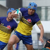 【京都成章－東福岡】前半、タックルをかわして突進する京都成章の森岡悠良＝東大阪市花園ラグビー場で2026年1月5日、西村剛撮影