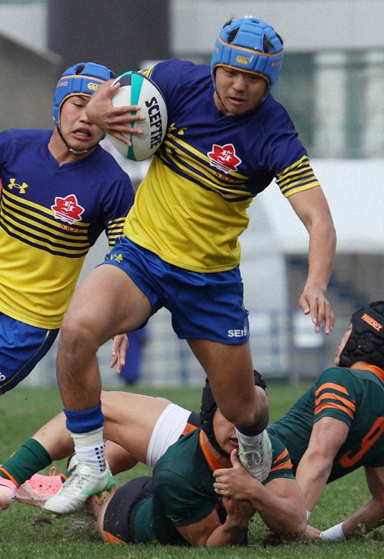 【京都成章－東福岡】前半、タックルをかわして突進する京都成章の森岡悠良＝東大阪市花園ラグビー場で2026年1月5日、西村剛撮影
